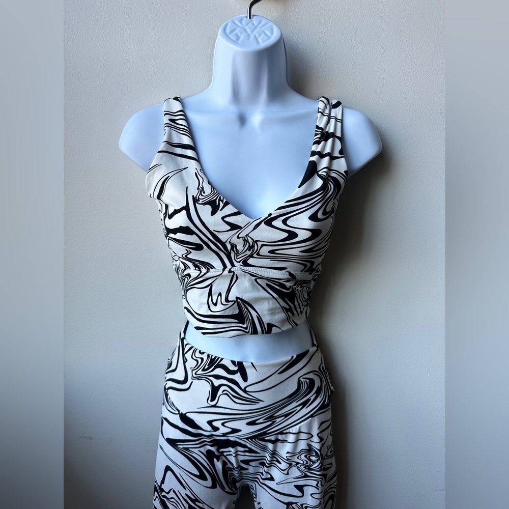 Women’s Marble Print Workout Set (XS Top, M Leggings) - Picture 6 of 8